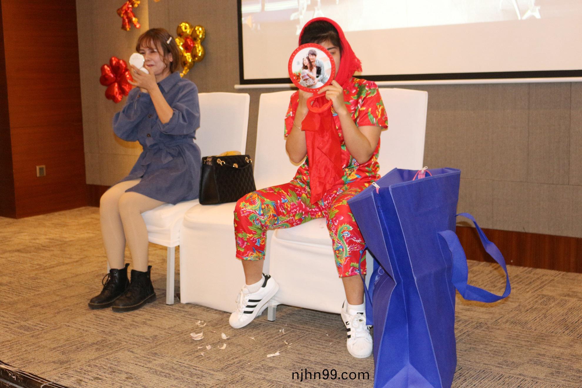 冠(guan)華(hua)偉業-城裏人(ren)咊鄕(xiang)下(xia)人(ren)